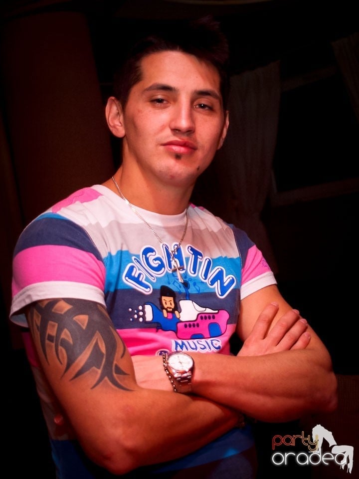 Distracţie în Chanson Café, 