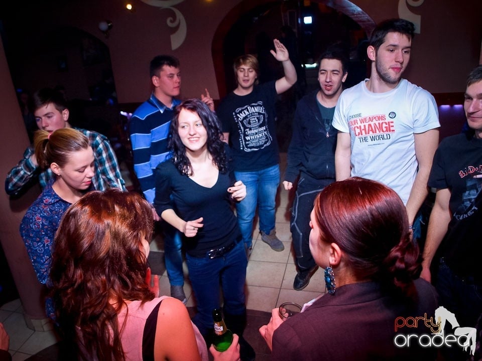 Distracţie în Chanson Café, 