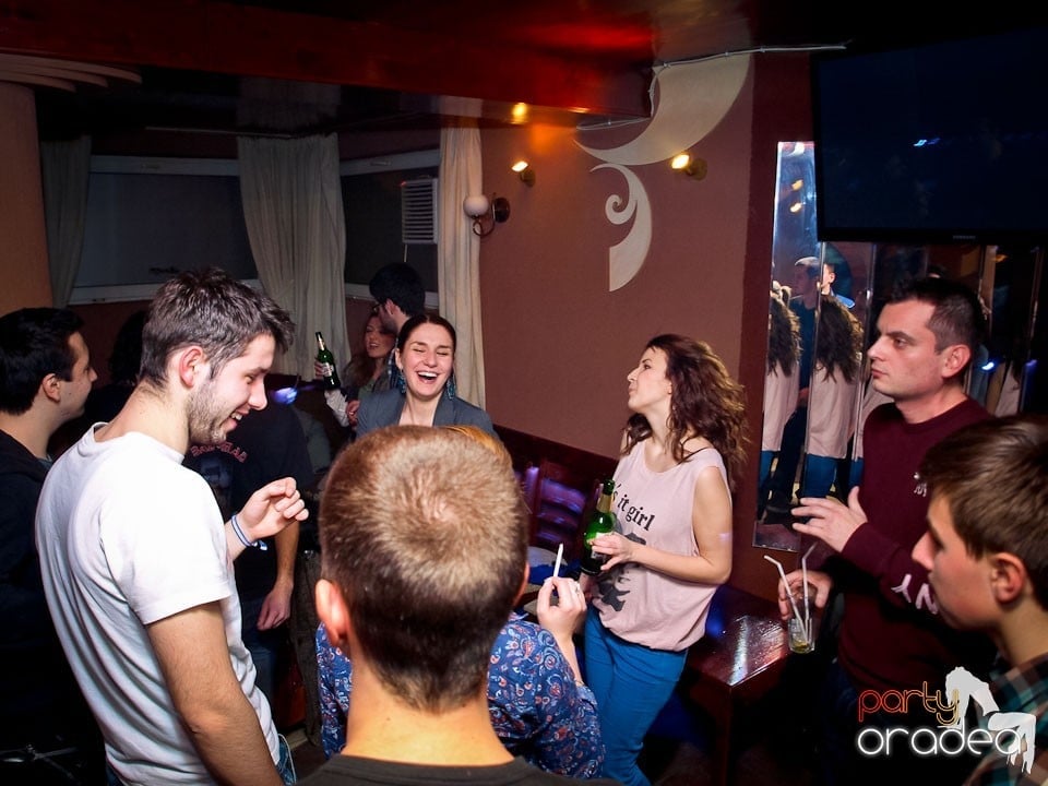 Distracţie în Chanson Café, 