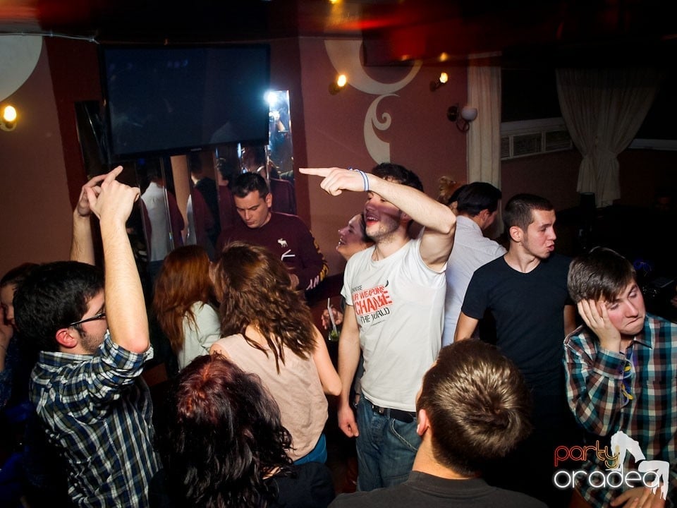 Distracţie în Chanson Café, 