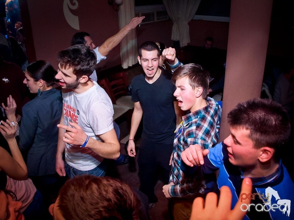 Distracţie în Chanson Café, 