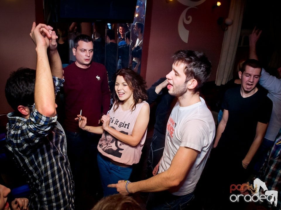 Distracţie în Chanson Café, 