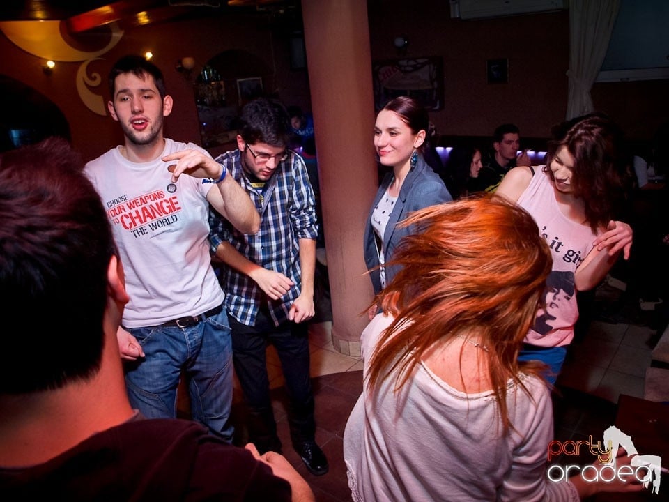 Distracţie în Chanson Café, 