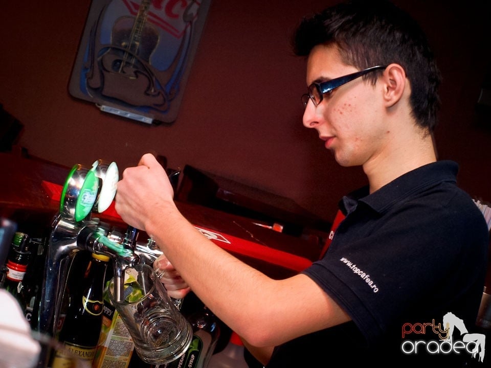 Distracţie în Chanson Café, 