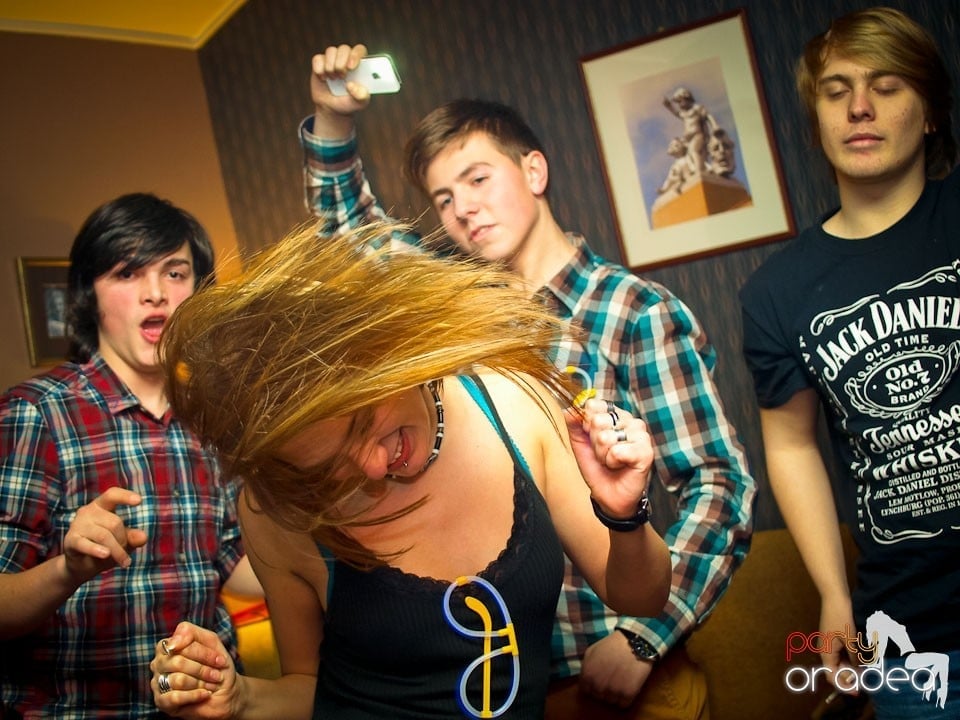 Distracţie în Chanson Café, 