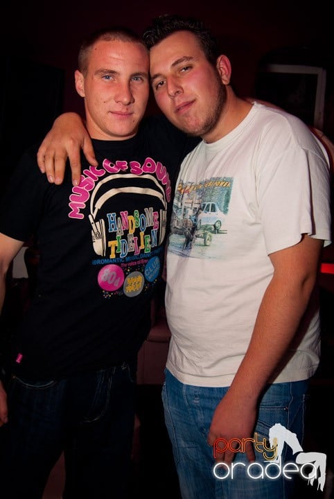 Distracţie în Club Atti's, 