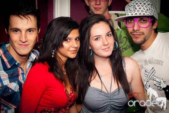 Distracţie în Club Atti's, 