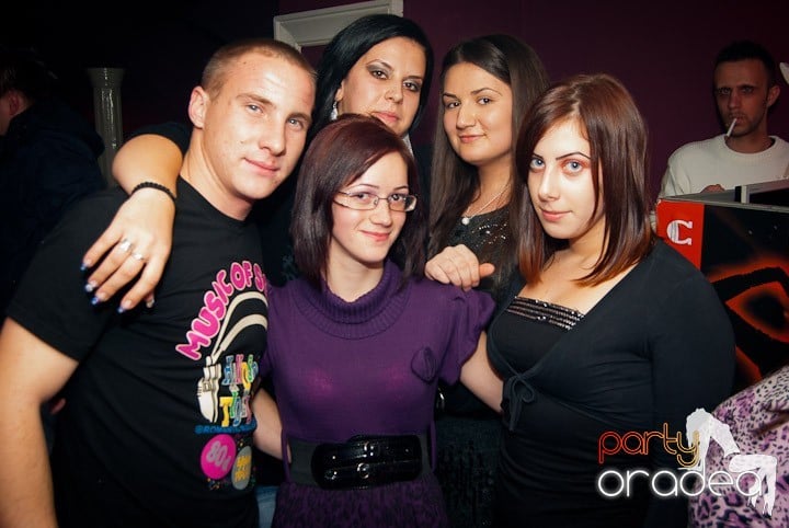 Distracţie în Club Atti's, 