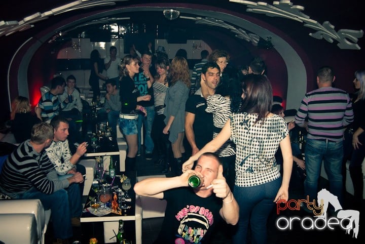 Distracţie în Club Atti's, 