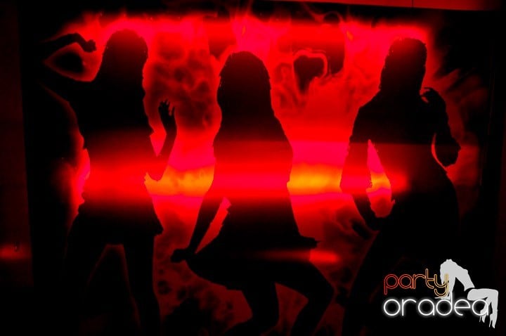 Distracţie în Club Atti's, 