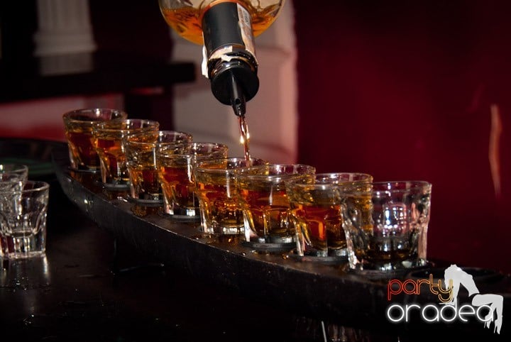 Distracţie în Club Atti's, 