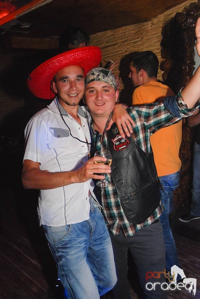 Distracţie în Club Downtown, 