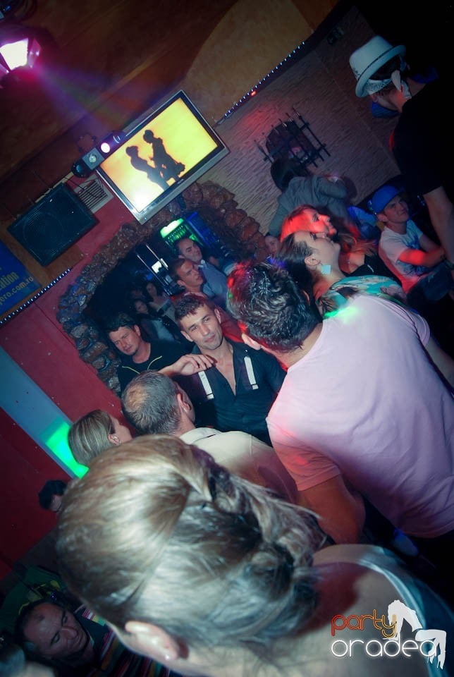 Distracţie în Club Downtown, 