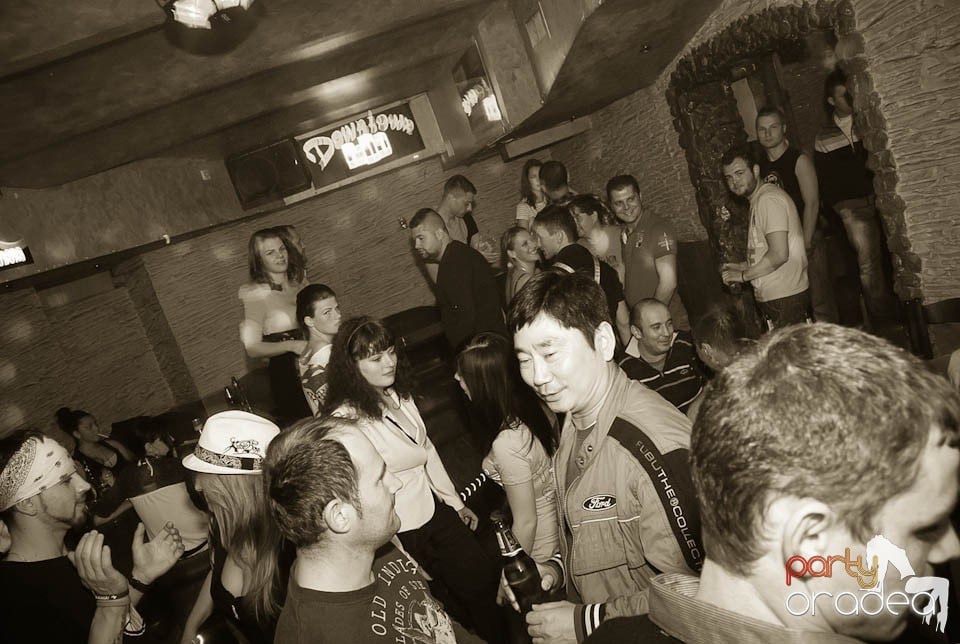 Distracţie în Club Downtown, 