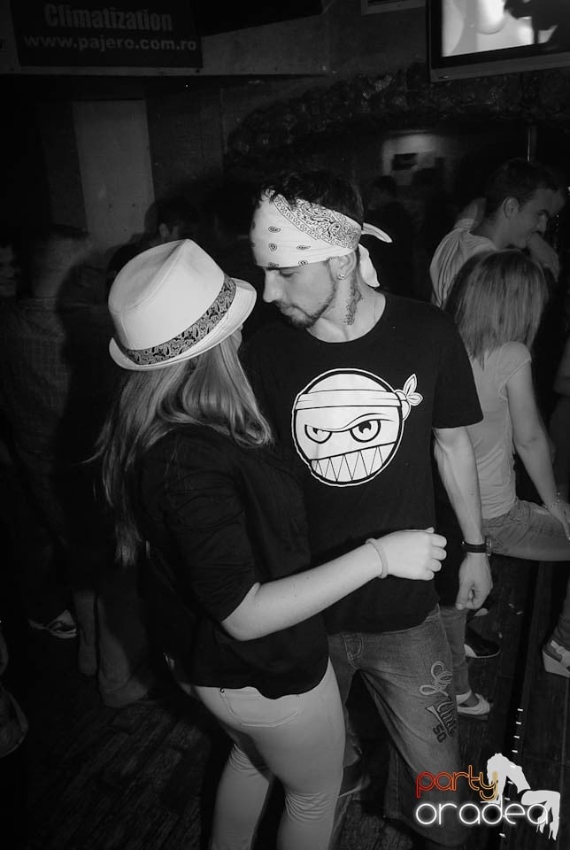 Distracţie în Club Downtown, 