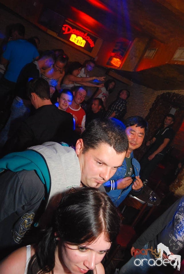 Distracţie în Club Downtown, 