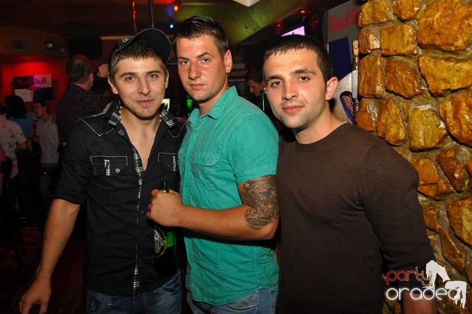 Distracţie în Club Downtown, 