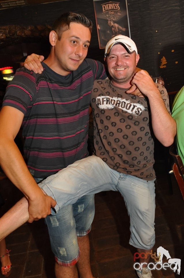 Distracţie în Club Downtown, 