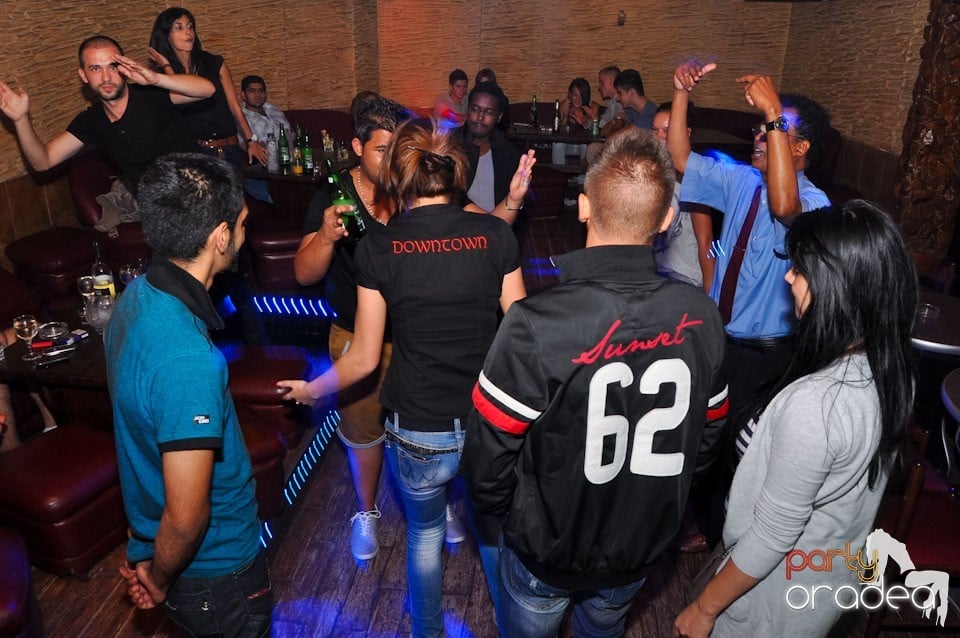 Distracţie în Club Downtown, 