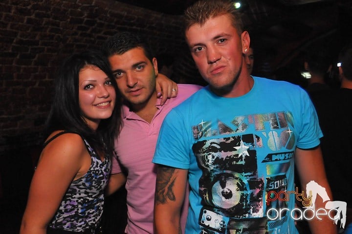 Distracţie în Club Escape, 