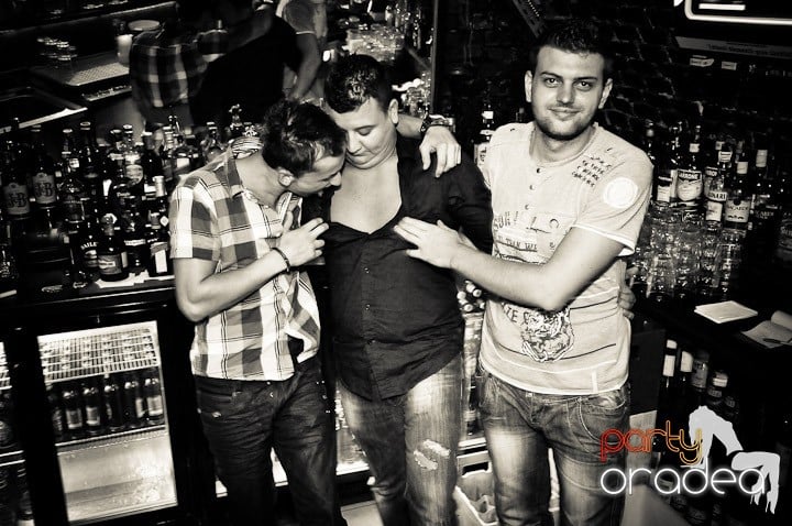 Distracţie în Club Escape, 