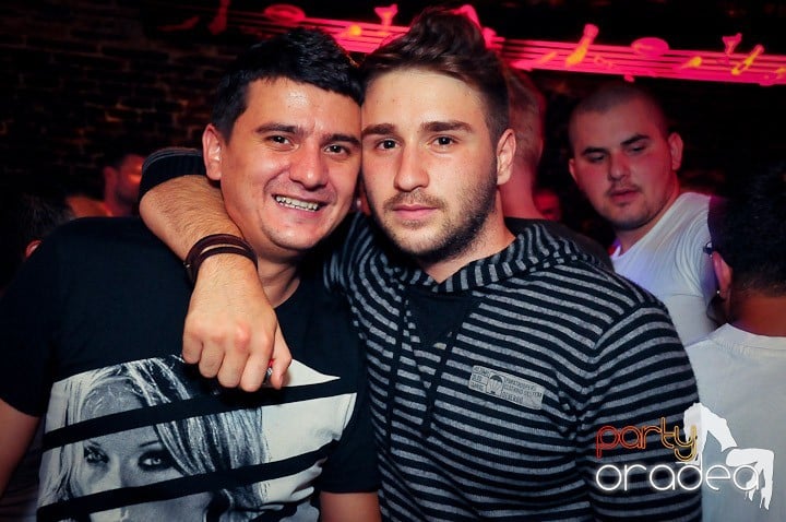 Distracţie în Club Escape, 