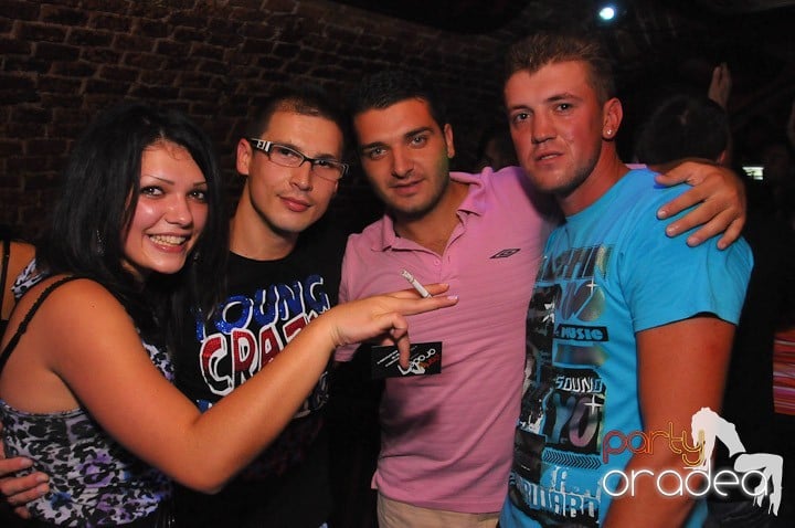 Distracţie în Club Escape, 