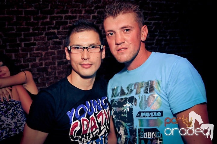 Distracţie în Club Escape, 