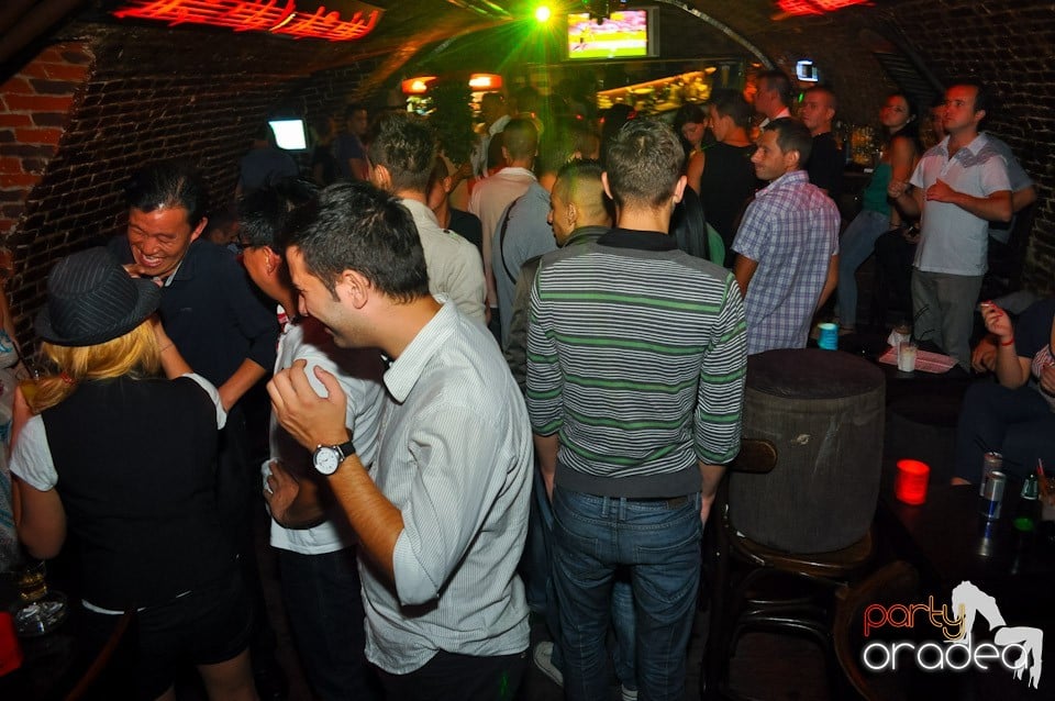 Distracţie în Club Escape, 