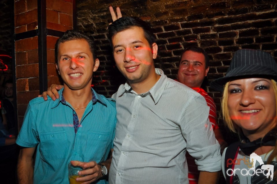 Distracţie în Club Escape, 