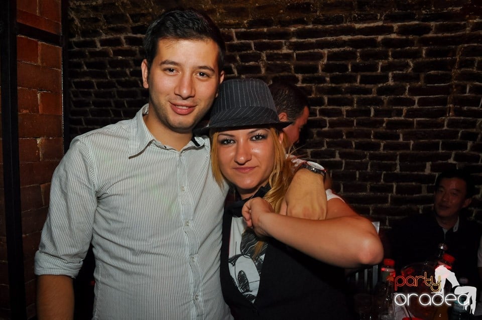 Distracţie în Club Escape, 