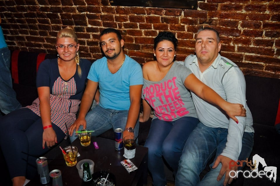 Distracţie în Club Escape, 