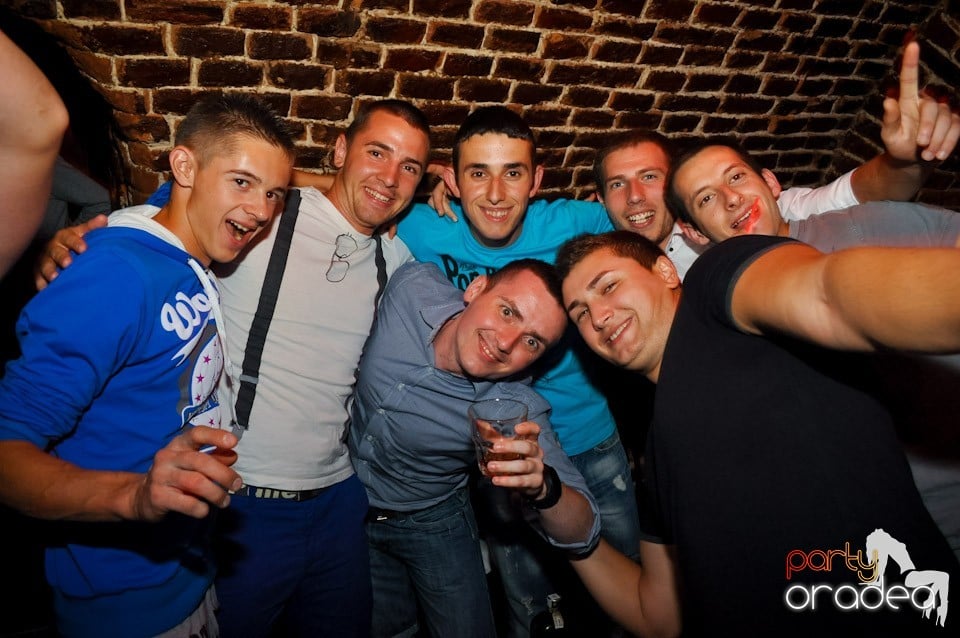 Distracţie în Club Escape, 