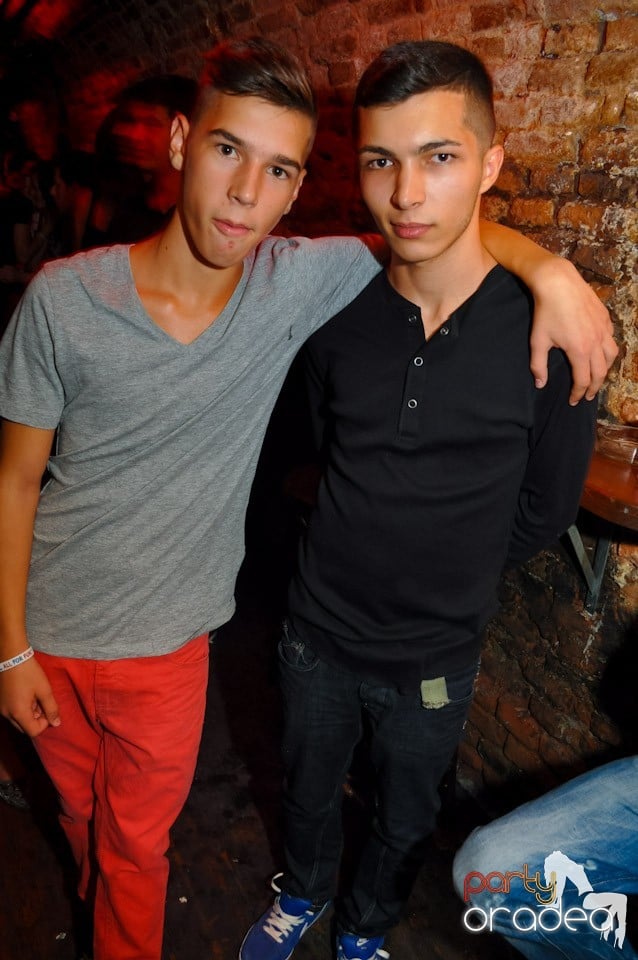 Distracţie în Club Escape, 