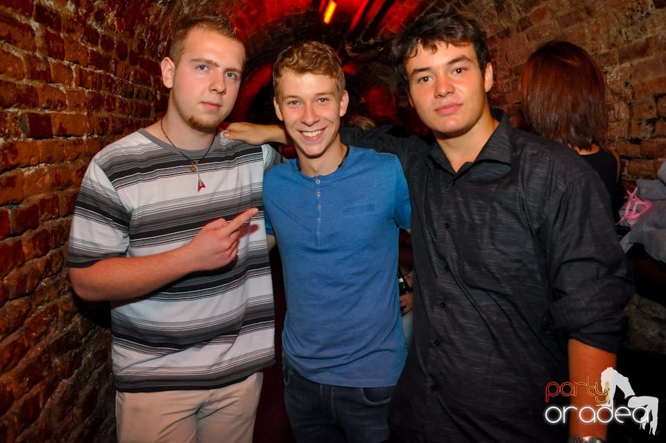 Distracţie în Club Escape, 