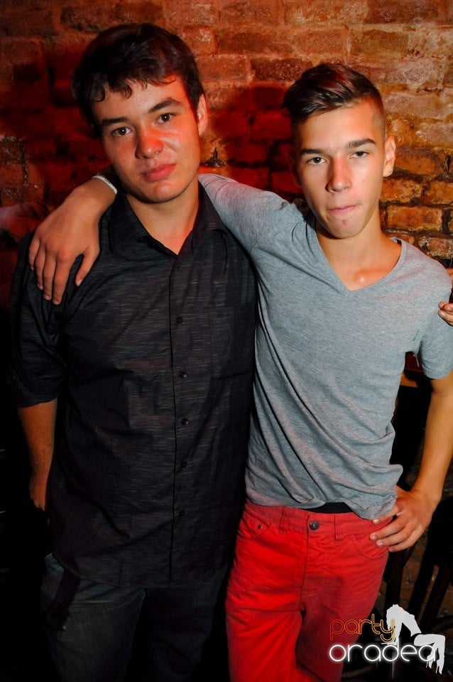 Distracţie în Club Escape, 