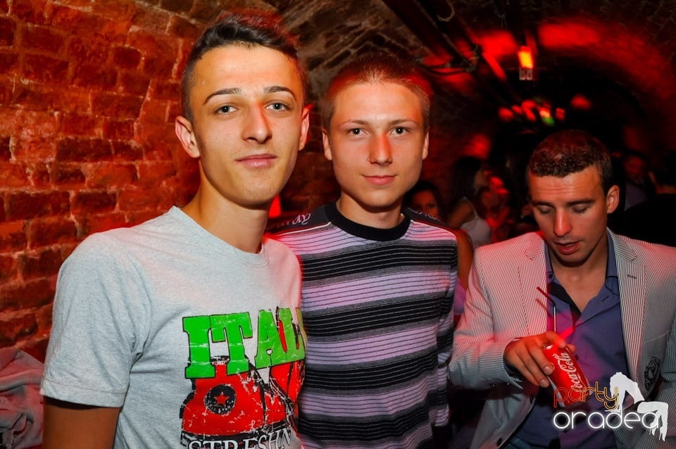 Distracţie în Club Escape, 