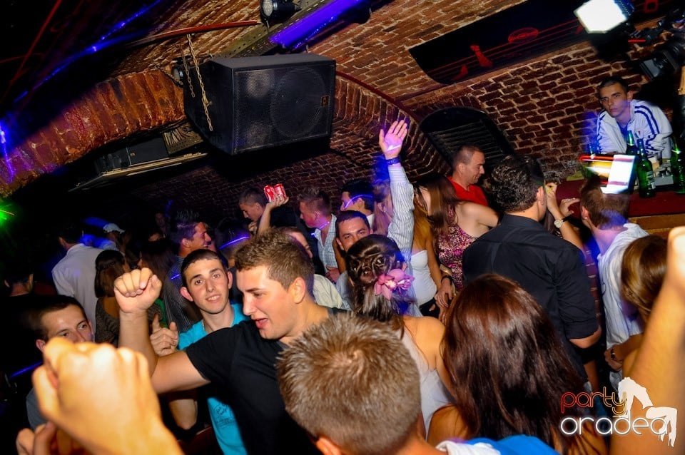 Distracţie în Club Escape, 