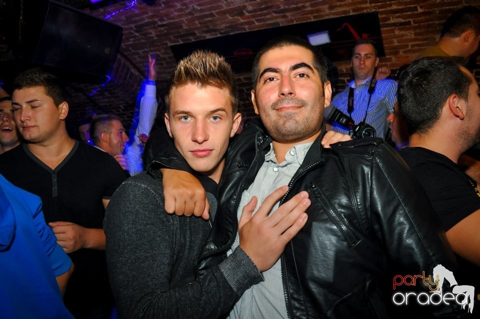 Distracţie în Club Escape, 