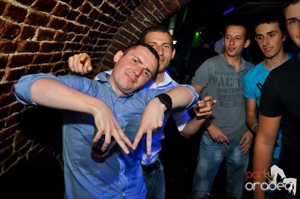 Distracţie în Club Escape, 