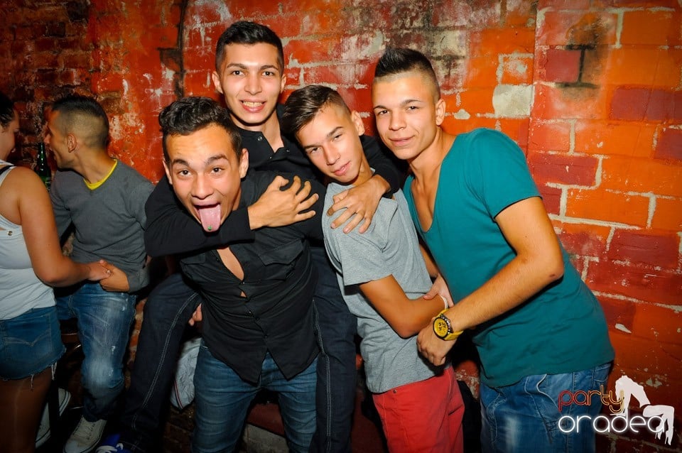 Distracţie în Club Escape, 