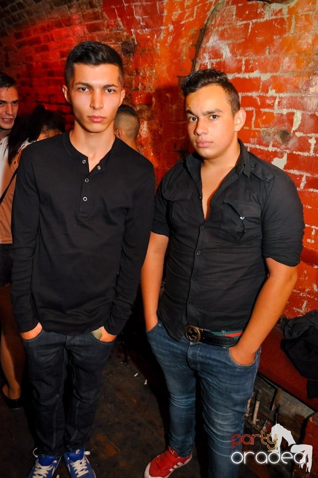 Distracţie în Club Escape, 