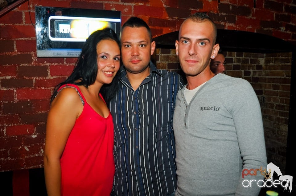 Distracţie în Club Escape, 