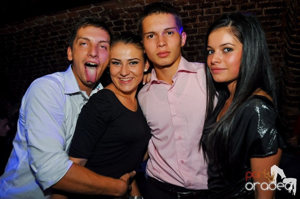 Distracţie în Club Escape, 