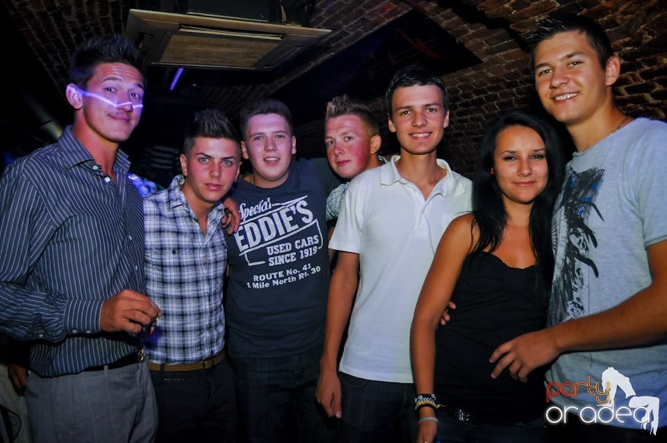 Distracţie în Club Escape, 