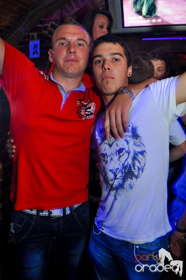 Distracţie în Club Escape, 