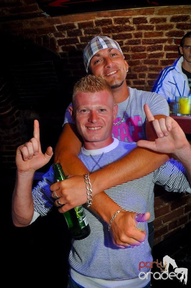 Distracţie în Club Escape, 