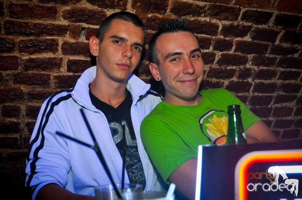 Distracţie în Club Escape, 