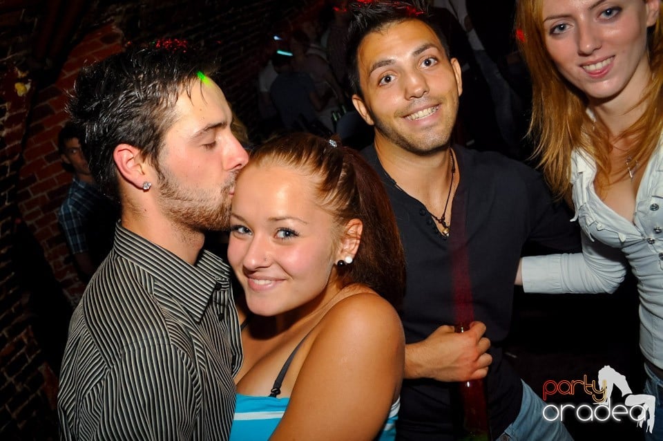 Distracţie în Club Escape, 