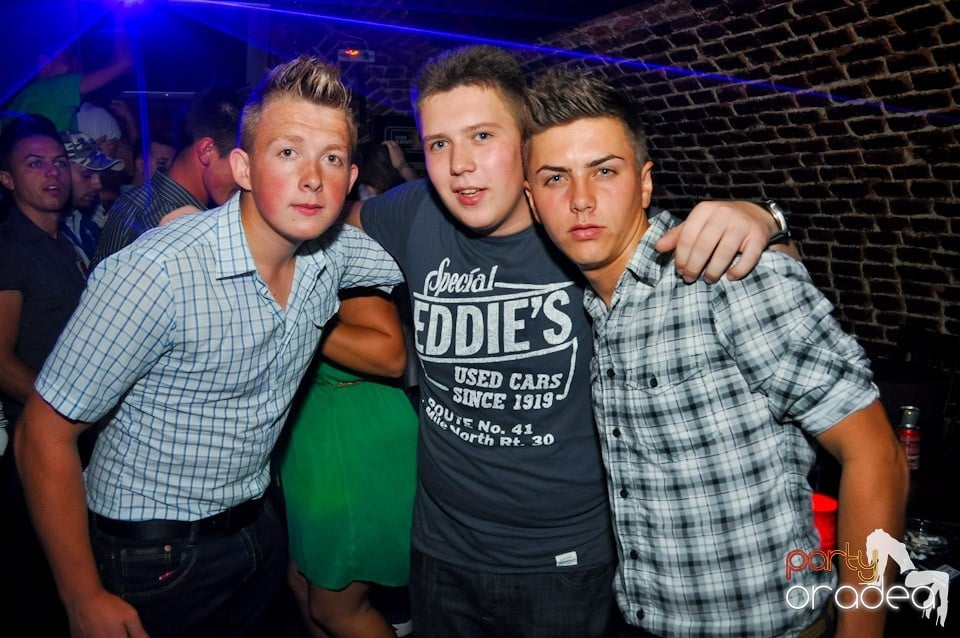 Distracţie în Club Escape, 